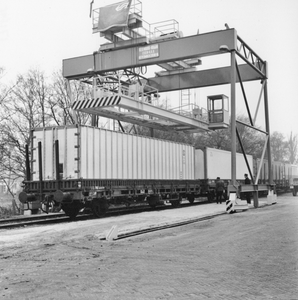 171645 Afbeelding van de ingebruikstelling van de containerkraan op het Containersteunpunt Noord-Nederland te Veendam.